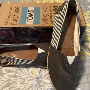 Women’s Tom’s classics shoes Univeristy ash size 9 wide